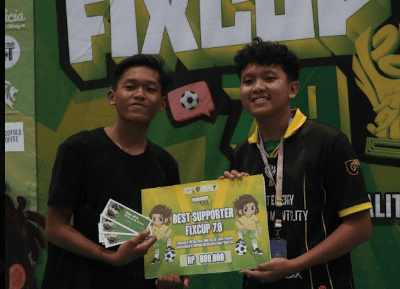 Awarding Best Supporter SMA